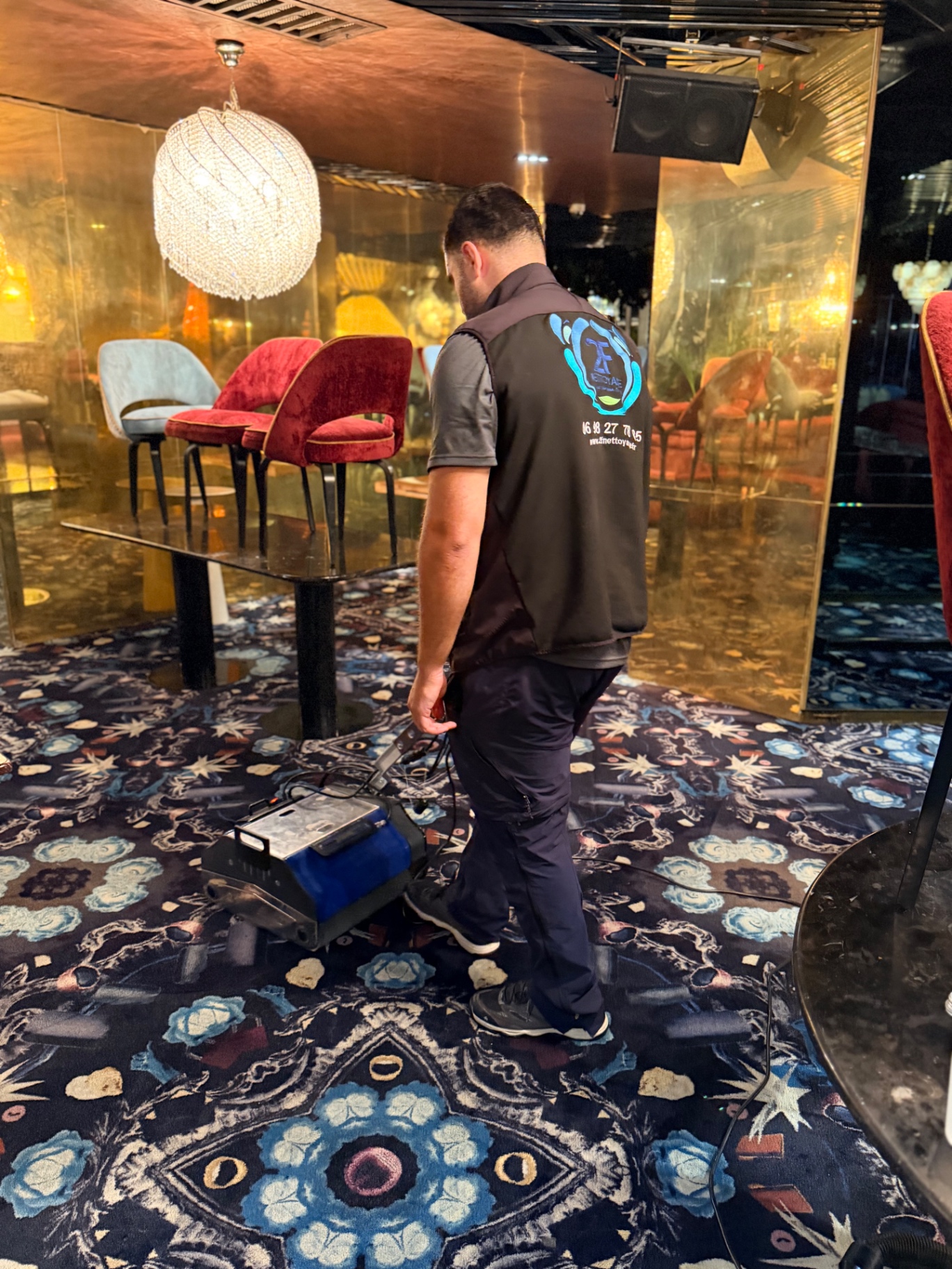 Technicien nettoyant une grande surface de moquette de bureau à Paris